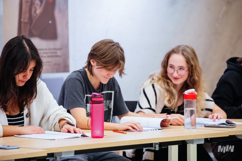 Młodzieżowa grupa teatralna. Próby do spektaklu.