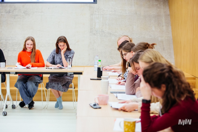 Młodzieżowa grupa teatralna. Próby do spektaklu.