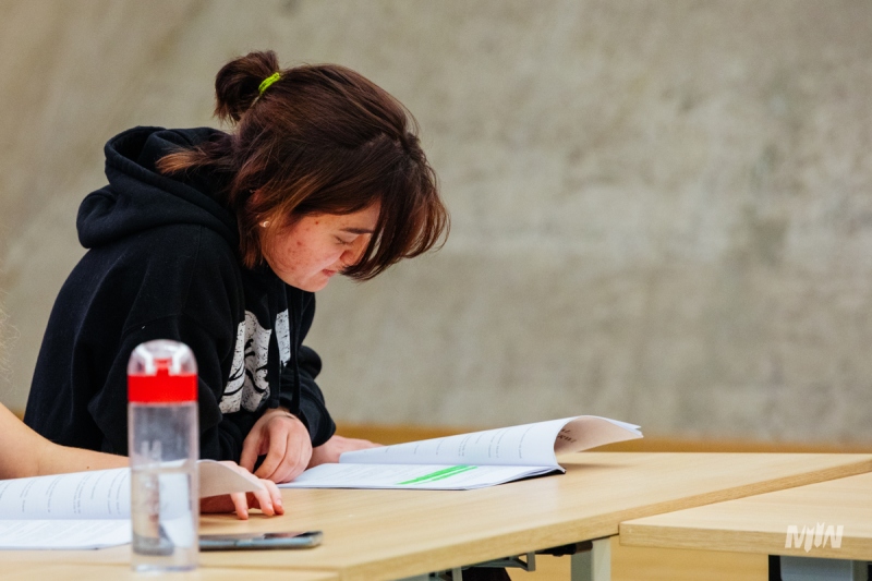 Młodzieżowa grupa teatralna. Próby do spektaklu.