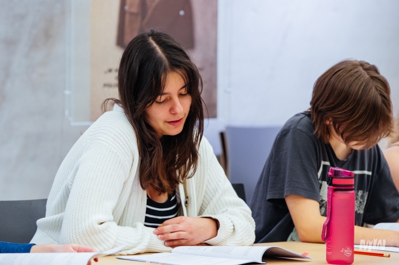 Młodzieżowa grupa teatralna. Próby do spektaklu.