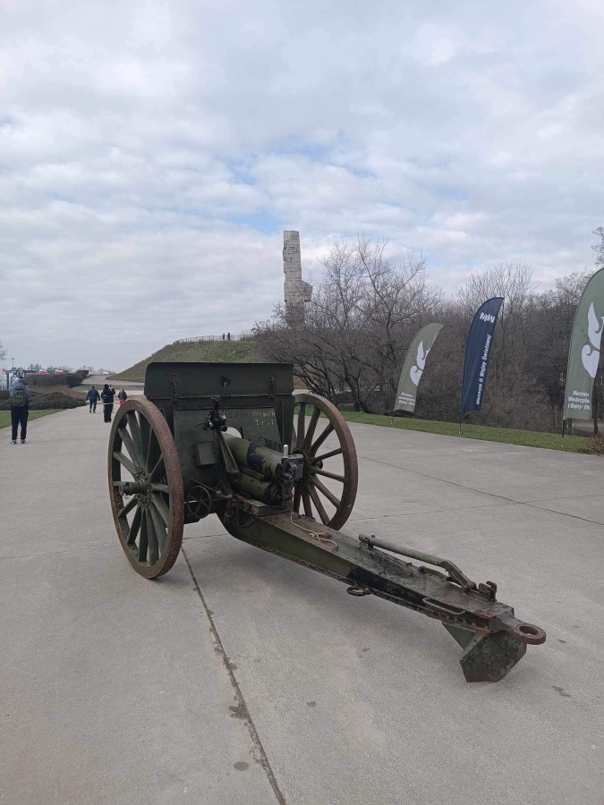 Obchody 100. rocznicy uzyskania praw Polski do Westerplatte - armata polowa