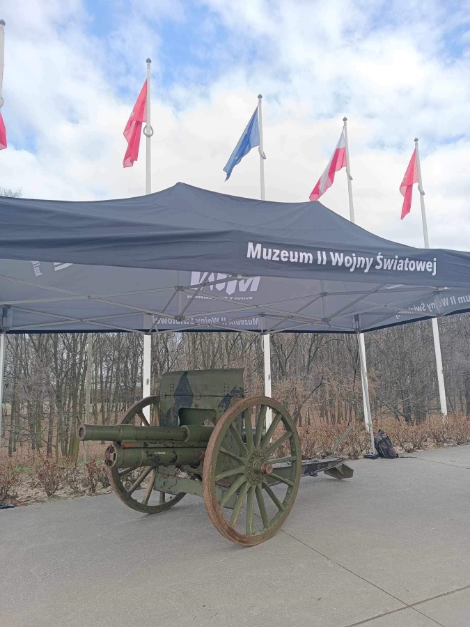 Obchody 100. rocznicy uzyskania praw Polski do Westerplatte - armata polowa