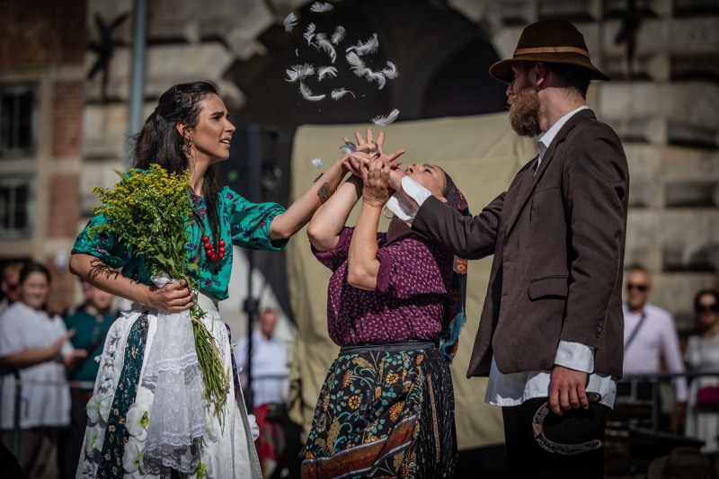 Street performance by Teatr Migro at Długi Targ