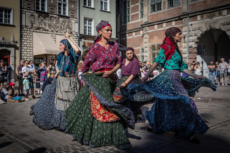 Street performance by Teatr Migro at Długi Targ