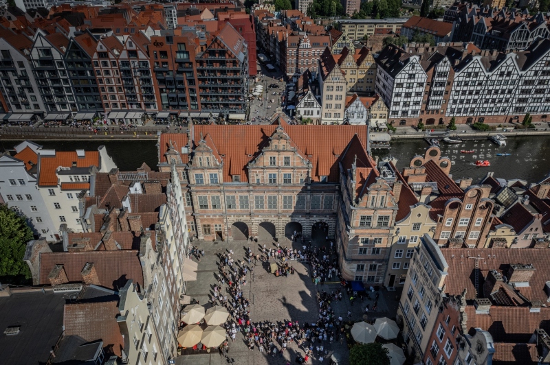 Street performance by Teatr Migro at Długi Targ