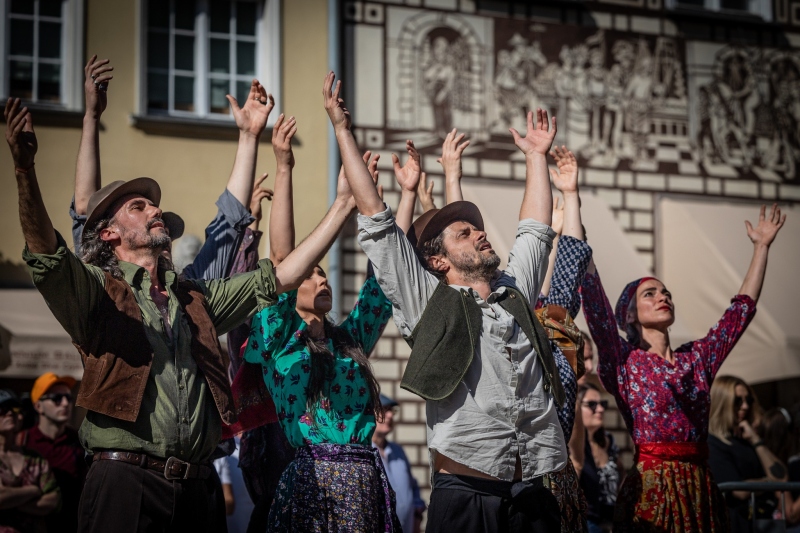 Street performance by Teatr Migro at Długi Targ