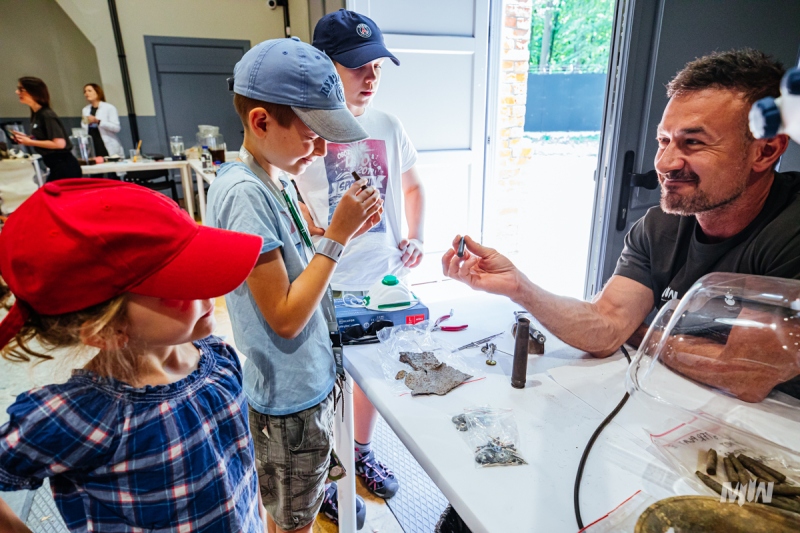 On the second day, visitors in the ‘Fort’ area, where excavations were being conducted, could listen to archaeologists talk about the specifics of the research team's work and the artifacts recovered