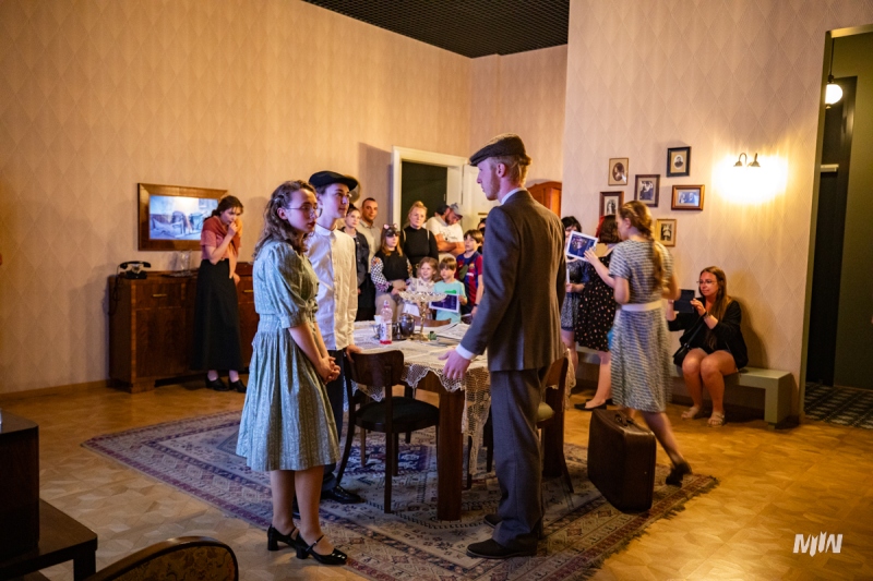 Młodych aktorów można było również spotkać na wystawie głównej podczas Europejskiej Nocy Muzeów 2024