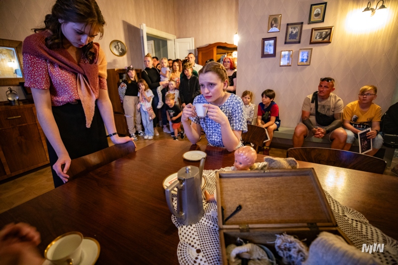 Młodych aktorów można było również spotkać na wystawie głównej podczas Europejskiej Nocy Muzeów 2024