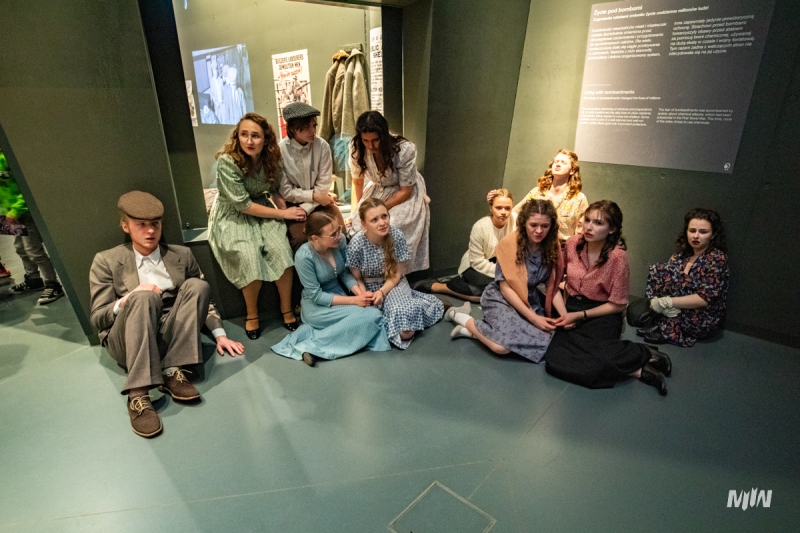 Młodych aktorów można było również spotkać na wystawie głównej podczas Europejskiej Nocy Muzeów 2024