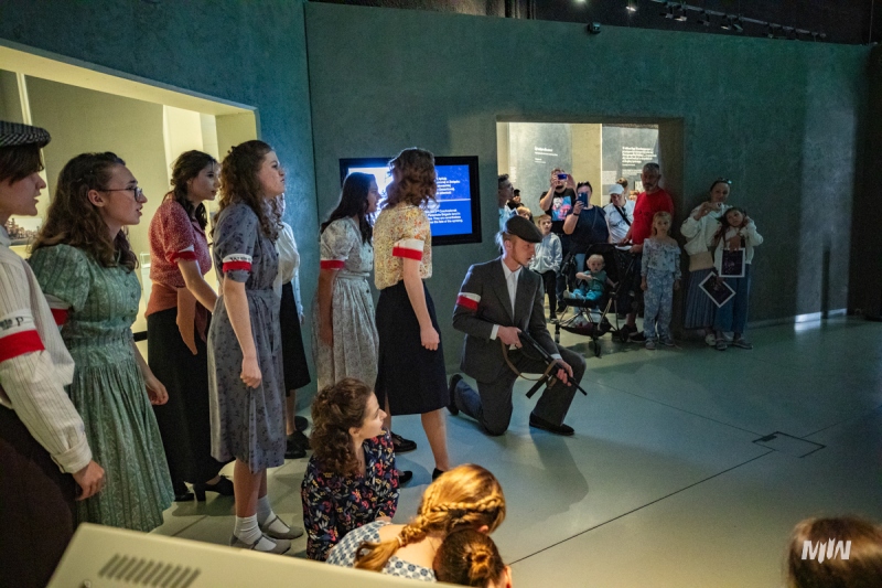 Młodych aktorów można było również spotkać na wystawie głównej podczas Europejskiej Nocy Muzeów 2024