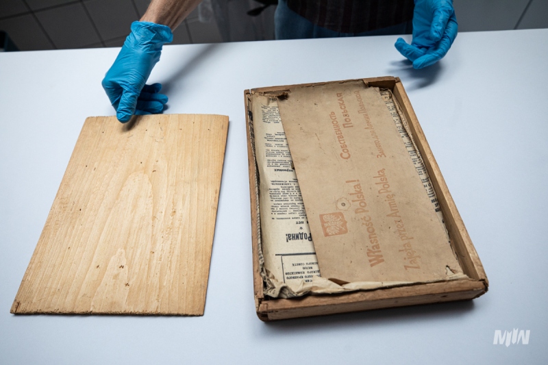 Cykl #ZobaczKonserwacjeMIIWŚ - ususzone rośliny i fragmenty gazet lub ulotek należących do kilkunastoletniego Stanisława Ścibor - Marchockiego