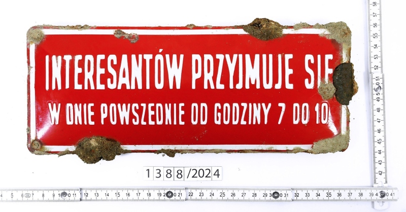 Tabliczka znaleziona w leju po eksplozji niemieckiej bomby SC 250