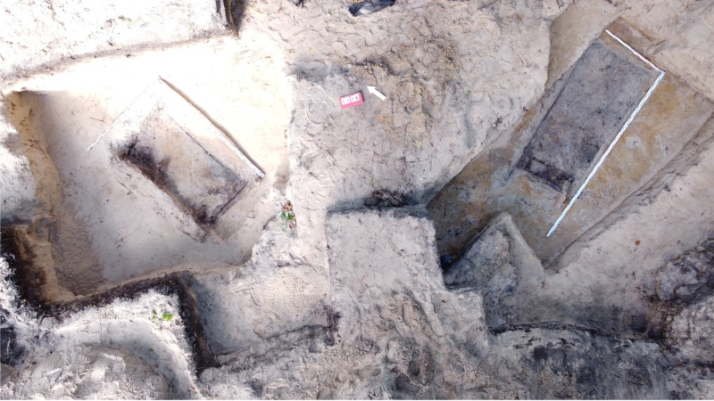 Stanowisko polskiej armaty polowej wz. 1902 kal. 76,2 mm w postaci pozostałości dwóch ziemnych schronów