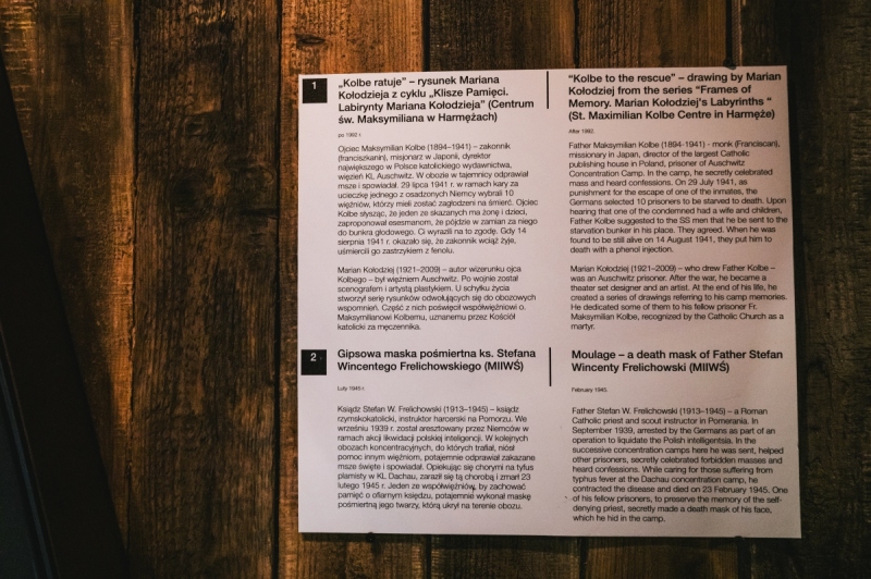 Opisy obiektów w części ekspozycji poświęconej życiu w obozach koncentracyjnych na wystawie głównej Muzeum II Wojny Światowej w Gdańsku