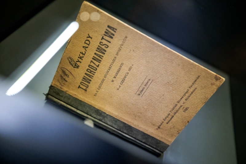 Książka z domowej biblioteczki bł. rodziny Ulmów, z własnoręcznym podpisem jej właściciela – Józefa Ulmy na wystawie głównej Muzeum II Wojny Światowej w Gdańsku