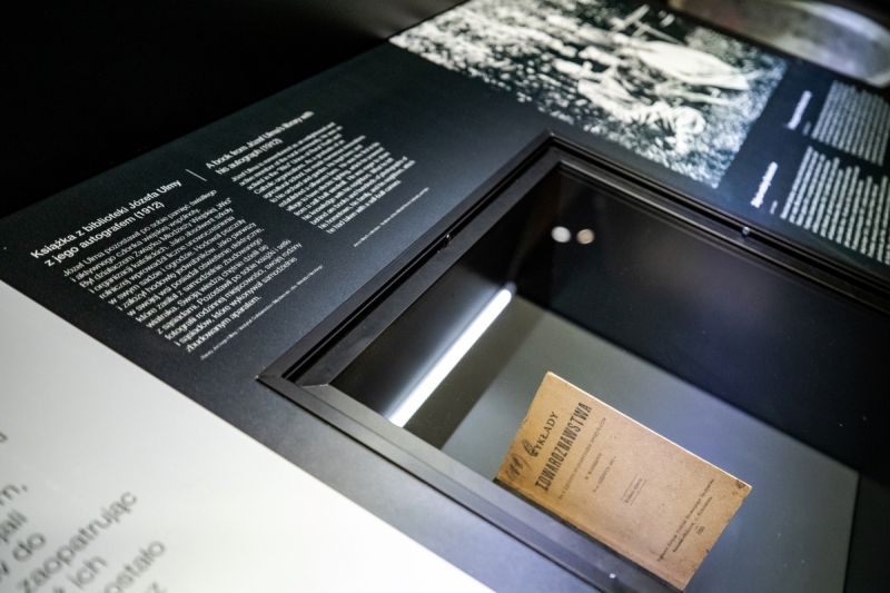 Książka z domowej biblioteczki bł. rodziny Ulmów, z własnoręcznym podpisem jej właściciela – Józefa Ulmy na wystawie głównej Muzeum II Wojny Światowej w Gdańsku