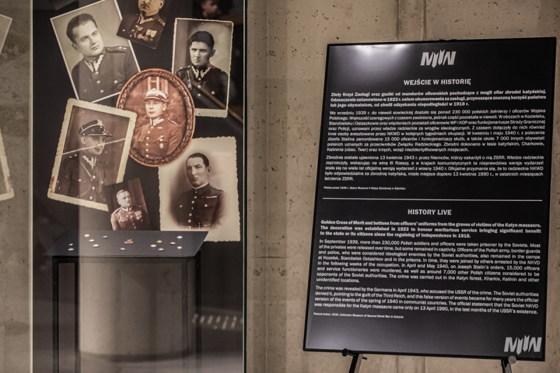 Gablota z guzikami z mogił katyńskich i Żłotym Krzyżem Zasługi