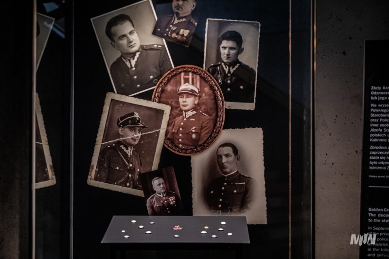 Gablota z guzikami z mogił katyńskich i Żłotym Krzyżem Zasługi