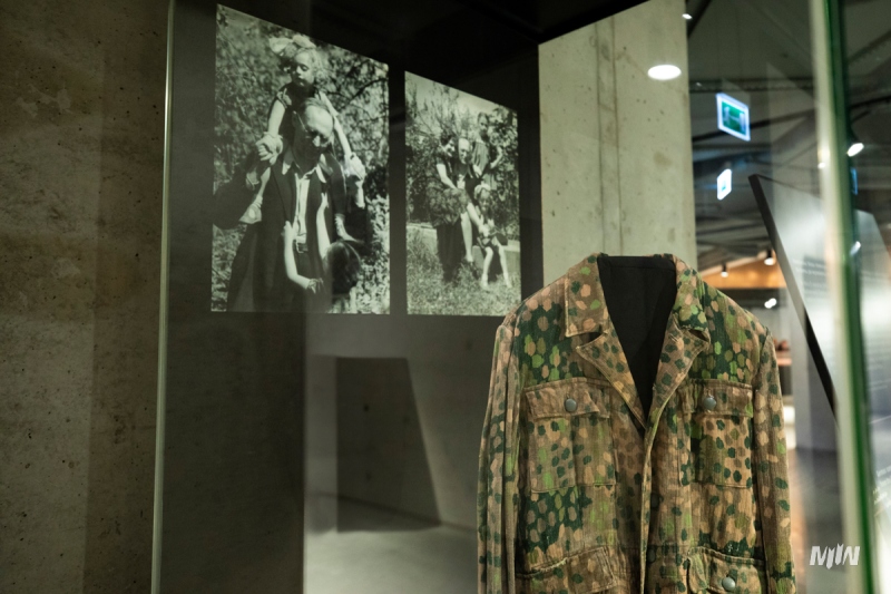 "Wejście w historię" - niemiecka bluza maskująca, używana przez Tadeusza Merskiego w czasie drogi powrotnej do domu po wyzwoleniu z obozu w Dachau