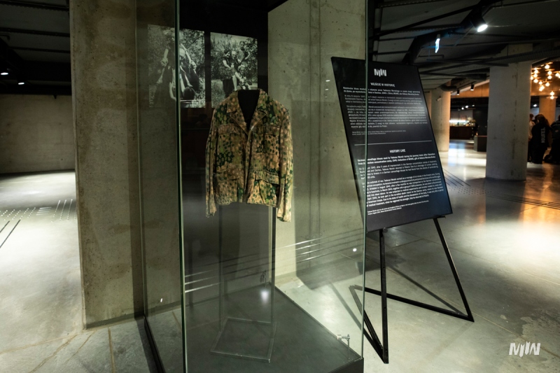 "Wejście w historię" - niemiecka bluza maskująca, używana przez Tadeusza Merskiego w czasie drogi powrotnej do domu po wyzwoleniu z obozu w Dachau