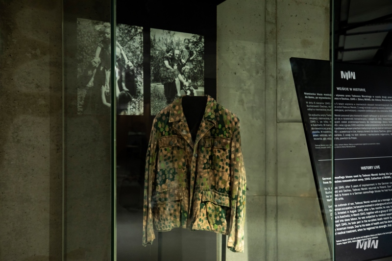 "Wejście w historię" - niemiecka bluza maskująca, używana przez Tadeusza Merskiego w czasie drogi powrotnej do domu po wyzwoleniu z obozu w Dachau
