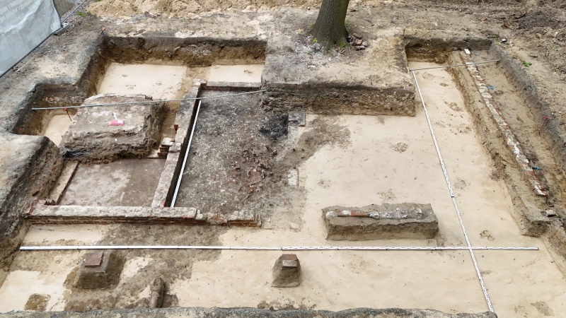 Podstawa pomnika X-lecia posadowiona na reliktach budynku kurortowego