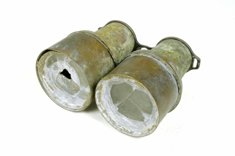 Lornetka z przestrzelonym szkłem