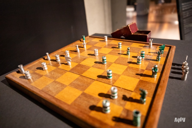 "Wejście w historię" - szachy wykonane i  wykorzystywane podczas uwięzienia w niemieckim obozie pracy
