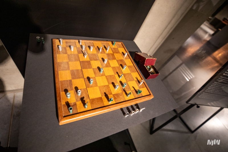 "Wejście w historię" - szachy wykonane i  wykorzystywane podczas uwięzienia w niemieckim obozie pracy