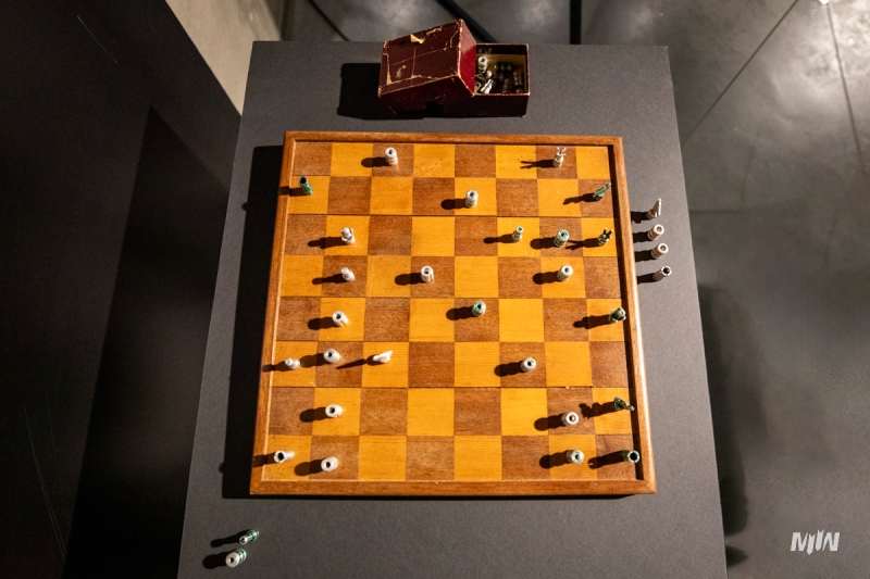 "Wejście w historię" - szachy wykonane i  wykorzystywane podczas uwięzienia w niemieckim obozie pracy