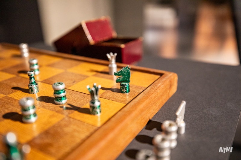 "Wejście w historię" - szachy wykonane i  wykorzystywane podczas uwięzienia w niemieckim obozie pracy