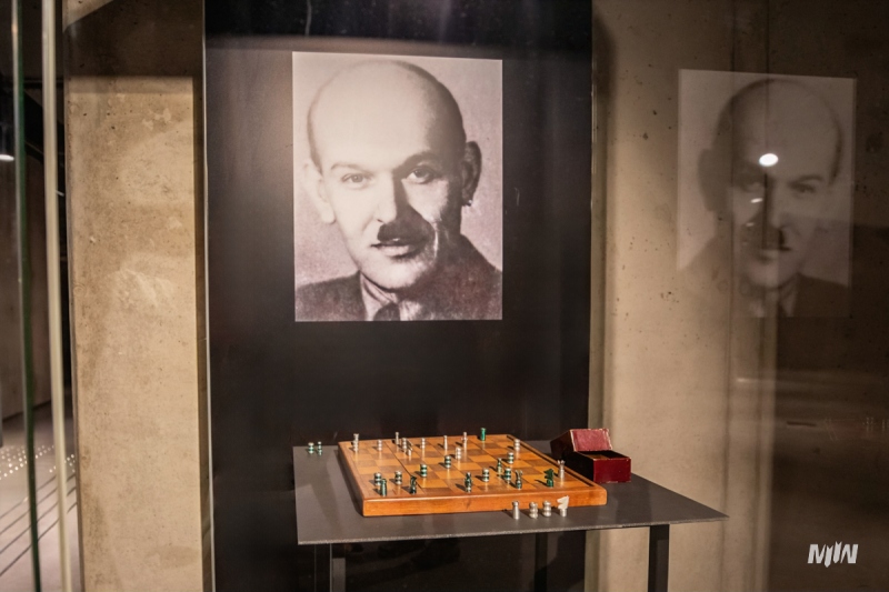 "Wejście w historię" - szachy wykonane i  wykorzystywane podczas uwięzienia w niemieckim obozie pracy