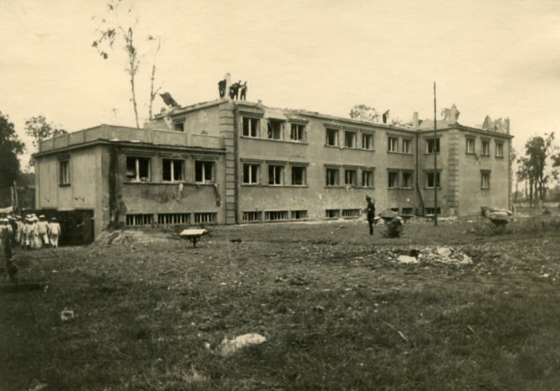 Archiwalna fotografia nowych koszar na Westerplatte. Zdjęcie wykonano po kapitulacji polskich obrońców.