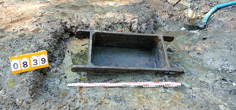 Nosidła do gruzu używane przez polskich jeńców cywilnych zmuszonych przez Niemców do wykonywania prac rozbiórkowo-porządkowych, znalezione w leju po bombie