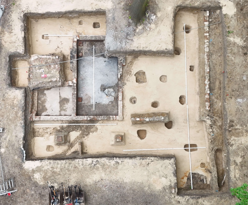 Podstawa pomnika X-lecia posadowiona na reliktach budynku z okresu kurortu oraz negatywy nasadzeń zieleni poprzedzających zabudowę