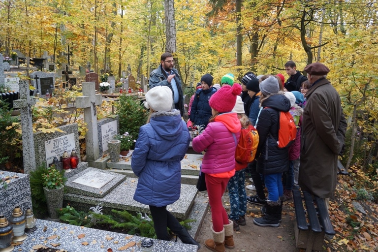 Porządkowanie grobów żołnierzy Armii Krajowej na cmentarzu komunlanym na Srebrzysku