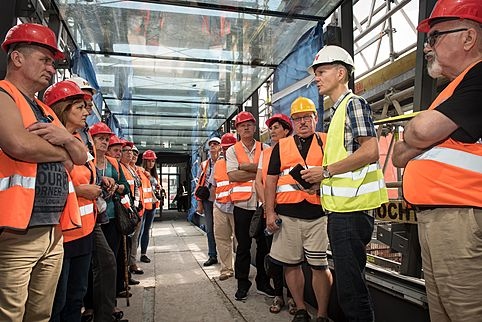 Wizyta rodzin Westerplatczyków na budowie Muzeum