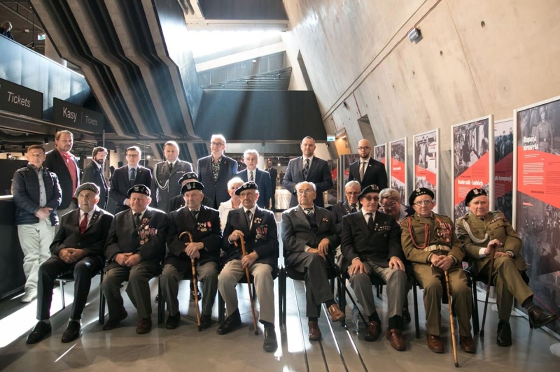 Otwarcie międzynarodowej wystawy "Pancerne Skrzydła"