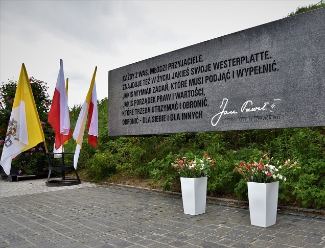Złożono kwiaty pod pod tablicą upamiętniającą Pielgrzymkę Papieża