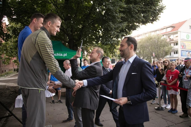 Z-ca Dyrektora Muzeum dr Tomasz Szturo wręczył nagrody zwycięzcom 53. Festiwalu Chodu Sportowego o Puchar Poczty Polskiej i w Biegu Pocztowca 