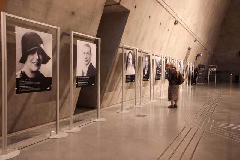 Wystawa fotografii „Polacy ratujący Żydów podczas okupacji niemieckiej” dostępna dla zwiedzających