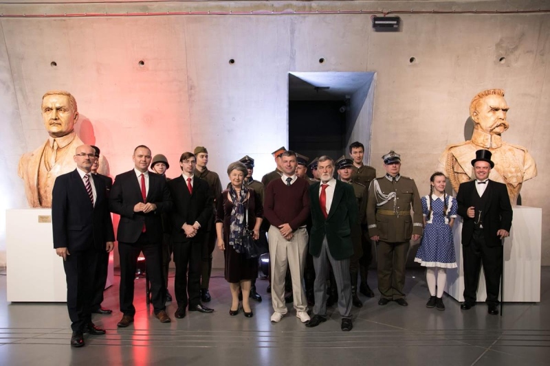 Uroczyste odsłonięcie rzeźb przedstawaiających ojców polskiej niepodległości