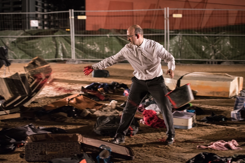 Performance "Zatonięcie Europy. Rzecz o utraconych ojczyznach i ludzkich tragediach" Fernando Bravo. Fot. Roman Jocher