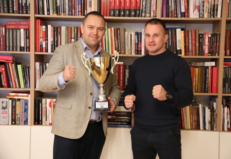 Dyrektor Muzeum wręczy Puchar ku pamięci Tadeusza "Teddy’ego" Pietrzykowskiego podczas gali bokserskiej WCBN XVI