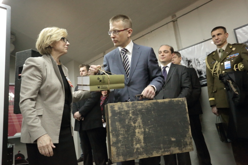 Dar Muzeum Okupacji w Tallinie dla Muzeum II Wojny Światowej