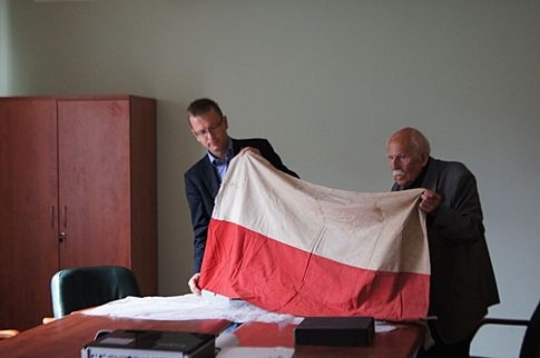 Pamiątkowa polska flaga trafiła do Muzeum II Wojny Światowej