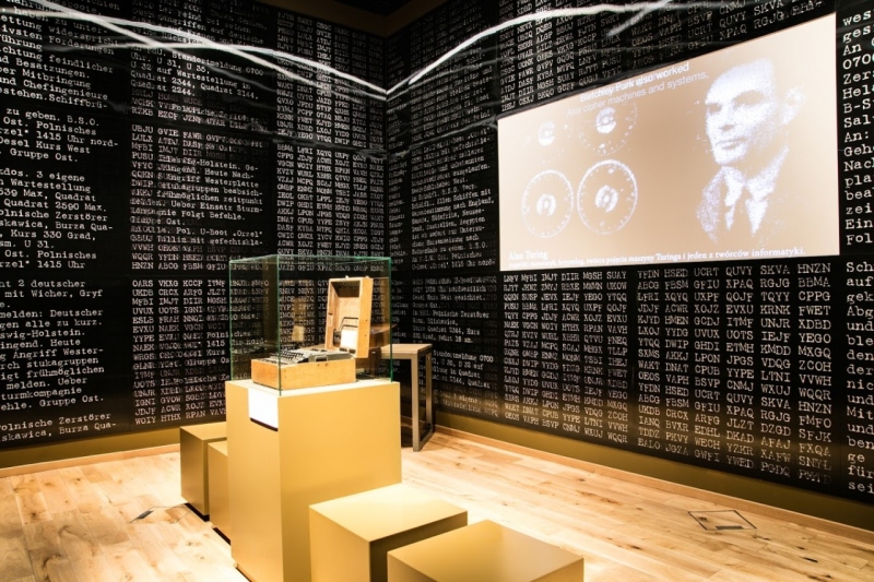 W końcu grudnia 1932 r. polski kryptolog Marian Rejewski złamał szyfr Enigmy, niemieckiej maszyny szyfrującej