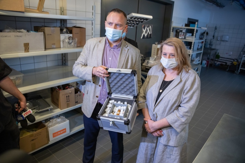 Przekazanie eksponatu – cyjanku potasu, dostarczonego przez Armię Krajową krakowskiej rodzinie