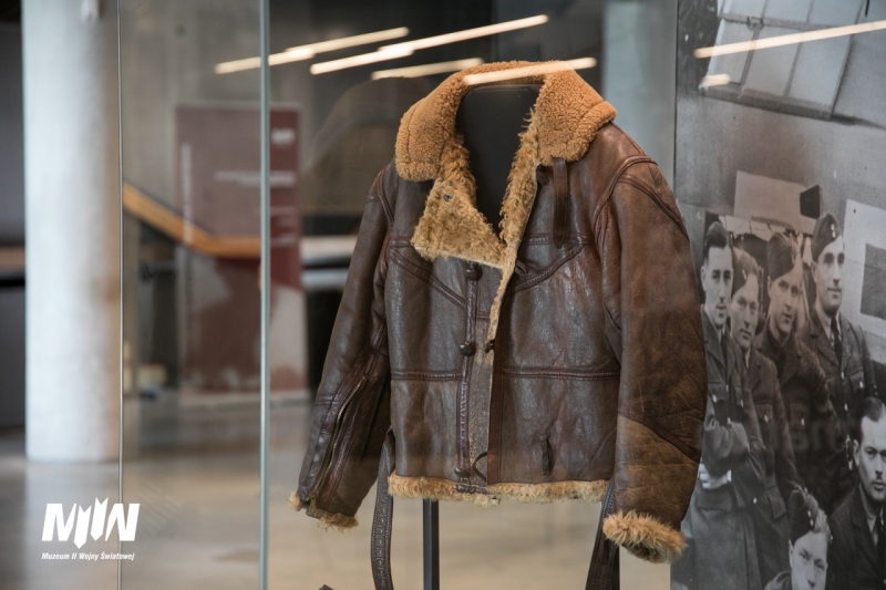 Kurtka lotnicza prezentowana w ramach akcji „Wejście w historię”